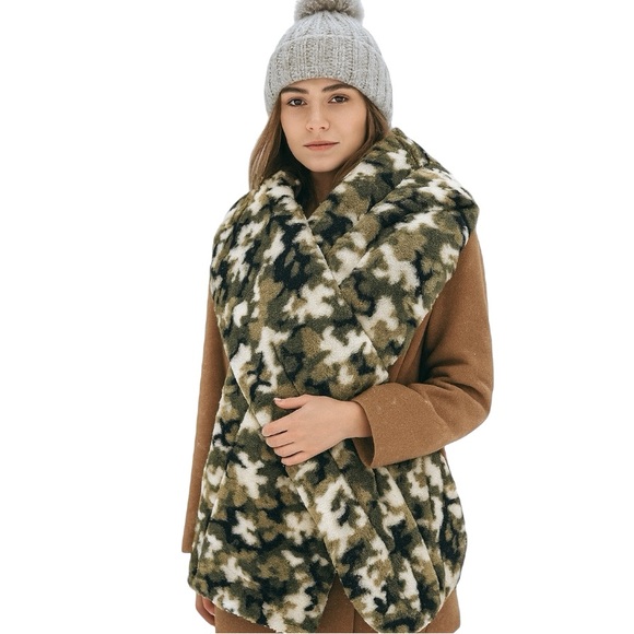 Kurt Geiger London Fleece Padded Soft Camouflage Wrap Scarf w Pockets New! - Picture 1 of 13